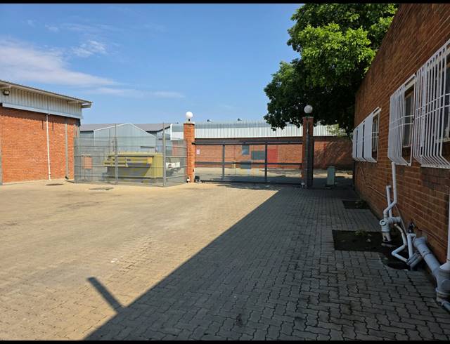310M² WAREHOUSE TO LET IN OOS EINDE